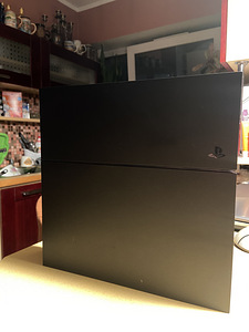 Playstation 4 500GB + joystick + games (2 foto / 3)