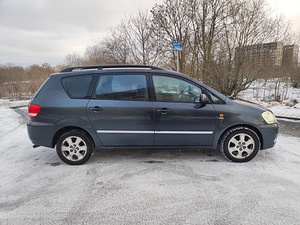 Toyota avensis verso (7 foto / 10)