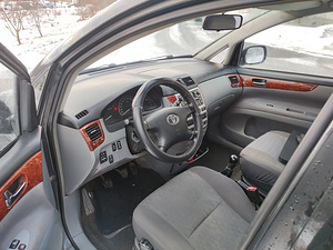 Toyota avensis verso (9 foto / 10)