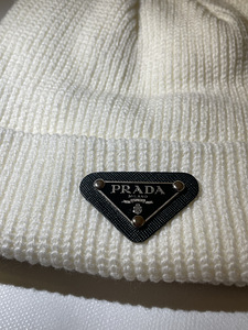 Белая шапка Prada (3 фото из 3)