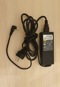 FUJITSU AC ADAPTER A13-090P1A ja ADP-80SB B (4 foto / 6)