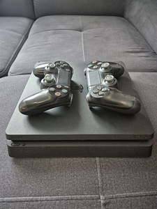 Playstation 4 + 2 mängupuldi (1 foto / 1)