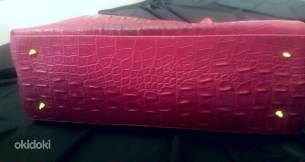 Модная сумочка из кожи крокодила цвета фуксии. (фото #3)