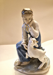 Statuett, portselan - statuett "Aljonuška kitsetallekesega" (1 foto / 5)