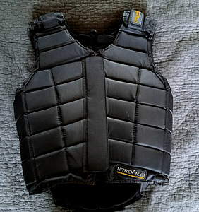 Защитный жилет (2 фото из 2)