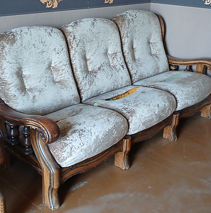 Komplekt (diivan + 2 tugitooli + laud) (7 foto / 7)