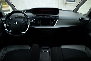 RENAULT ESPACE INITIALE Аренда автомобиля (8 фото из 9)