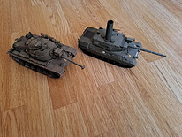 Пластиковые модели танков и модель корабля