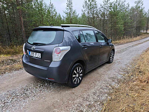 Toyota Verso (8 фото из 12)