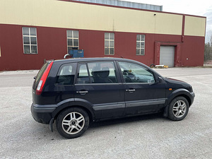 Ford Fusion (4 foto / 6)