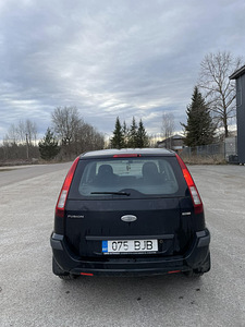Ford Fusion (6 foto / 6)