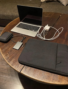 MacBook Air M2 2022 (2 foto / 5)