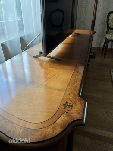 Просторный комод в столовой с зеркалом. Итальянская мебель (фото #3)