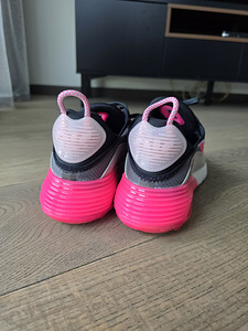 Nike AIR MAX 2090 (2 foto / 3)