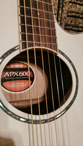 Yamaha elektroakustiline kitarr APX600 (3 foto / 5)