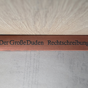 Der Große Duden: Rechtschreibung - saksa õigekeelsussõnaraa (2 foto / 4)