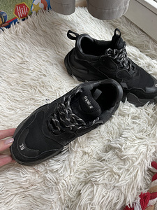 Balenciaga (2 фото из 3)