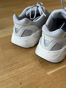 Yeezy Boost 700 V2 Cream US11 (3 фото из 5)