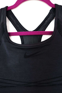 SPORDI TOP, SPORDIRINNAHOIDJA NIKE (XS-S) (2 foto / 4)