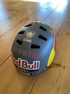 Шлем Redbull (2 фото из 3)