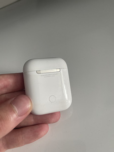 AirPods 2-го поколения (4 фото из 4)