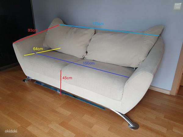 Белый мягкий диван + подушки / мебель (фото #1)