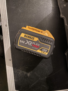 Лобзик DeWalt DCS778 + аккумулятор 9.0Ач (3 фото из 3)