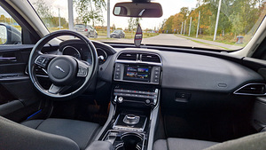 Jaguar XE 2017 (2 foto / 8)