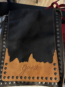 Продается сумка Guess через плечо. Размеры: примерно 30x24x4см (1 фото из 5)