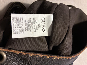 Продается сумка Guess через плечо. Размеры: примерно 30x24x4см (4 фото из 5)