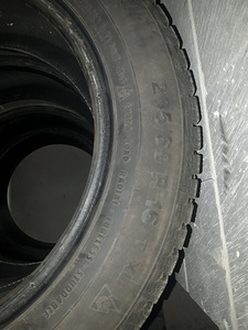 205/60R16 komplekt talverehvid Continental/Goodyear (2 foto / 3)