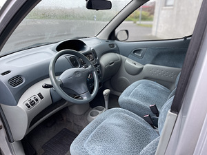 Toyota Yaris verso (6 foto / 8)