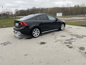 Volvo S60 City Safety 2.0 R5 D3 120kW (7 foto / 14)