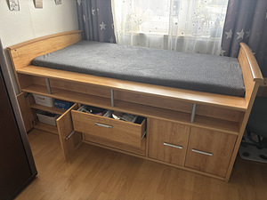 Voodi sahtlite ja riiulitega (2 foto / 4)