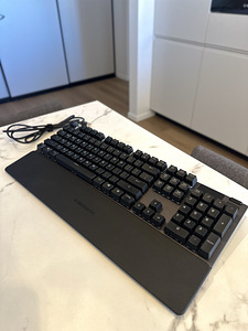 SteelSeries Apex 5 mänguklaviatuur (2 foto / 3)