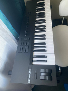 KOMPLETE KONTROL A49 MIDI/USB klaver (1 foto / 2)