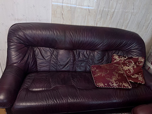 Кожаный диван и 2 кресла (1 фото из 8)