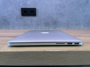 Macbook Pro 13 early 2015 (Retina, 8GB, 256GB) + Henge Dock (5 foto / 9)