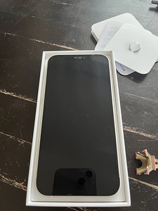 iPhone 12 (1 фото из 4)