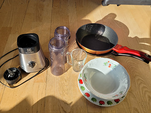Blender, taldrikud, kruusid, pannid (1 foto / 3)