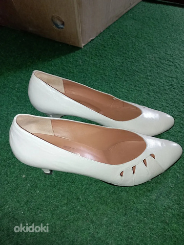 Белые женские кожаные туфли на каблуках (фото #1)