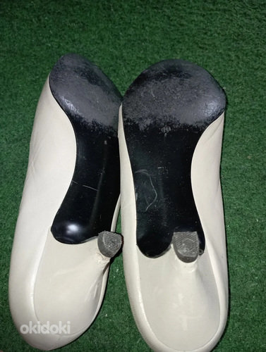 Белые женские кожаные туфли на каблуках (фото #3)