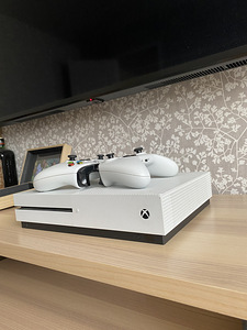 Продам XBOX ONE S (2 фото из 3)