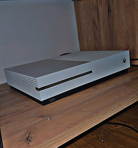 XBOX One S 1TB + 1 pult (1 foto / 2)
