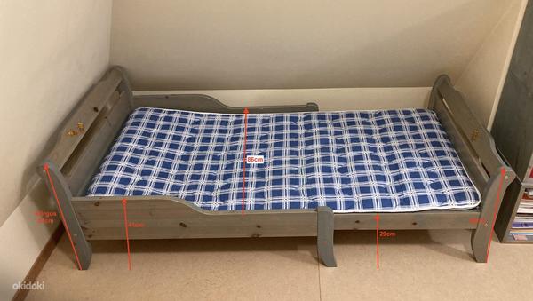 Детская кроватка и ящик для игрушек на колесиках (фото #1)