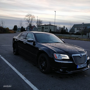Lancia Thema (7 foto / 10)