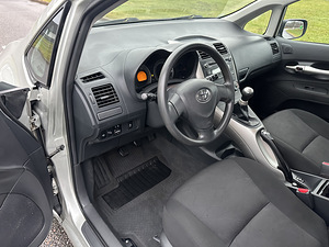Toyota Auris 2007a. 1.6 bensiin (6 foto / 12)