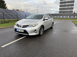Toyota Auris 2014 (1 foto / 15)
