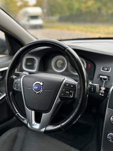 Volvo S60 2011 г. (8 фото из 12)