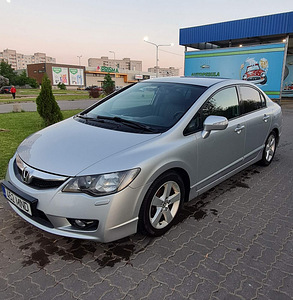 Honda Civic 1.8 103kw 2010 (2 foto / 10)